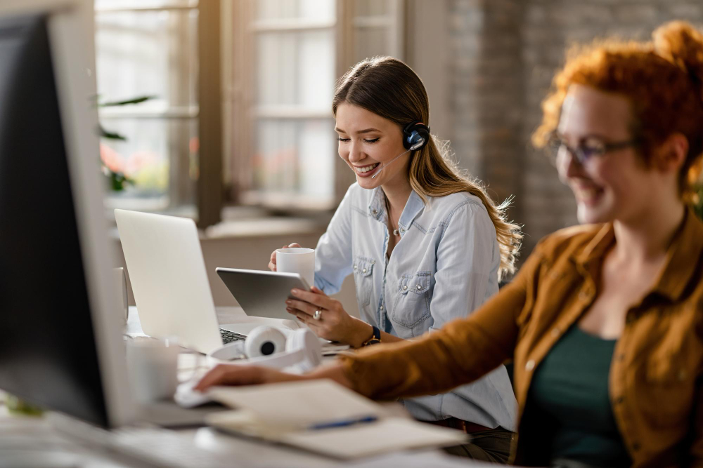 Agent support aidant un client depuis un espace de travail lumineux