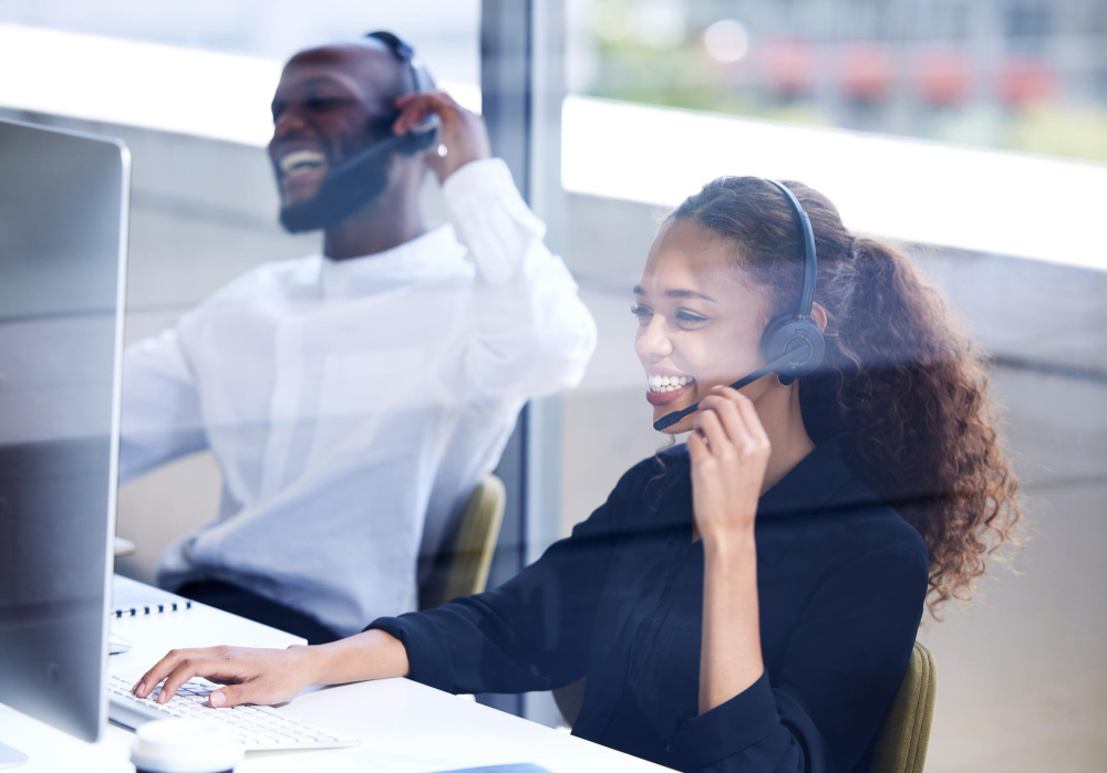 Spécialistes support collaborant dans un bureau moderne avec casques et ordinateurs